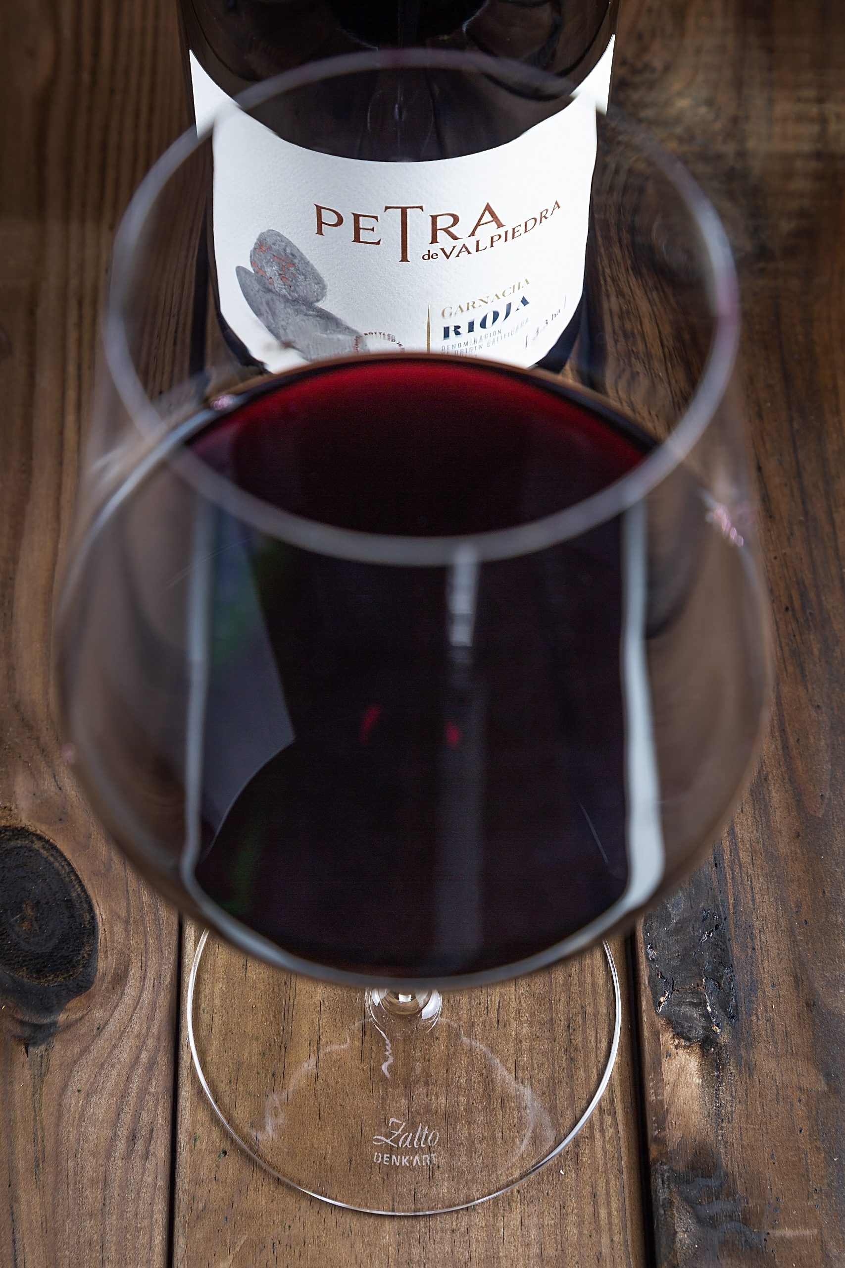 Lee más sobre el artículo Por qué se denomina vino tinto y otras curiosidades de los vinos