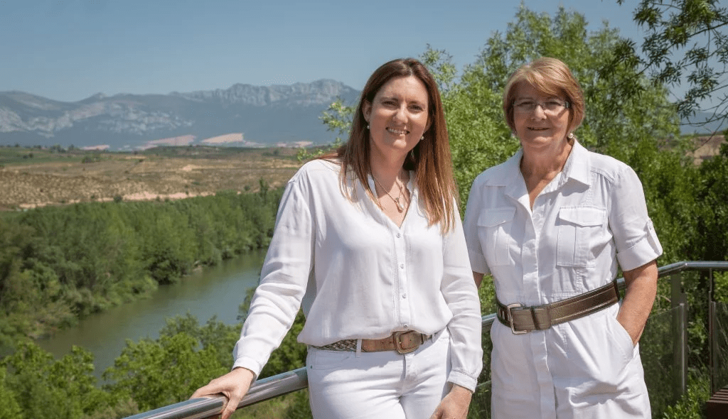 magen de Marta .S Martínez Bujanda junto a su madre Pilar Martínez Bujanda, en el mirador de Finca Valpiedra, con el río Ebro de fondo.